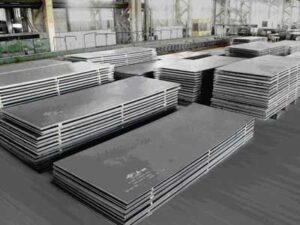 Read more about the article <strong>PERBANDINGAN ANTARA PLAT KAPAL BAJA KARBON DAN BAJA TAHAN KARAT : KAPAN HARUS MENGGUNAKANNYA</strong>