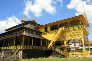 Read more about the article KERATON KADARIAH: MENJELAJAHI ISTANA BERSEJARAH PONTIANAK